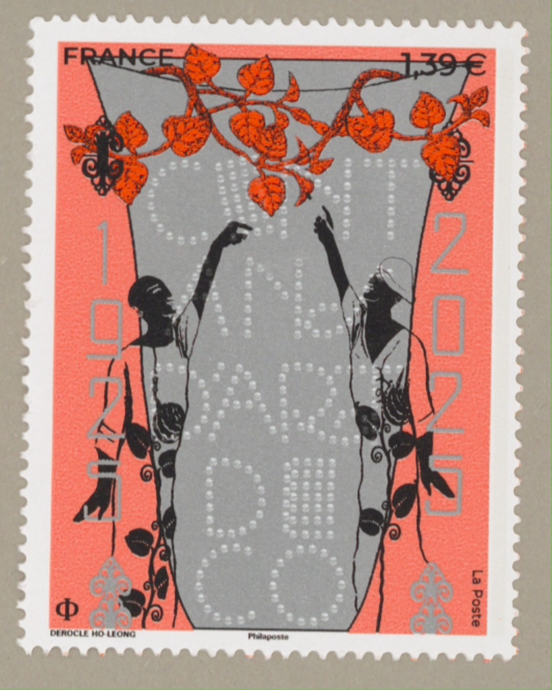 ✨L'École des Arts Décoratifs - PSL vous adresse ses meilleurs vœux pour l'année 2026 ! 
.
✨Ce moment de bascule — d’une année vers la suivante, d’une célébration vers un nouvel élan — incarne la continuité vivante des arts décoratifs.
Du timbre à l’affiche, Lisa Derocle Ho-Léong @botedesiles_ , diplômée en 2024, déploie en un même mouvement ce que les arts décoratifs doivent à la création créole.
.
100 ans de style. 260 ans de création. Un même souci du décor pour 2026.
 .
1925–2025 : centenaire de l’Exposition internationale des arts décoratifs et industriels modernes.
1766–2026 : 260e anniversaire de la création de l’École des Arts Décoratifs.
 . 
Design graphique :  @botedesiles_ 
Animation : @regardesseins 
.
@psl_univ 
@culture_gouv