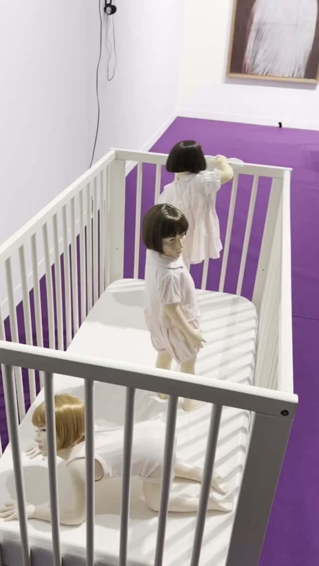 [AFTER x ART Genève]  Label de révélation des créateur·ices récemment diplômé·es de l’École des Arts Décoratifs – PSL, AFTER a investi pour la première fois les espaces de la foire internationale d’art contemporain @artgeneve 
À travers vingt œuvres réalisées par sept jeunes artistes et designers, AFTER a orchestré à Genève la rencontre des arts décoratifs de notre temps.
.
Dans cette vidéo, les artistes reviennent sur les pièces qu’iels ont présentées lors de la foire, offrant un regard direct sur leurs démarches, leurs matériaux et leurs recherches.
.
Nous remercions chaleureusement l’organisation d’artgeneve et tout particulièrement Charlotte Diwan, directrice de la foire, pour nous avoir convié·es au sein du programme Institutions culturelles.
Cette première participation a été couronnée de succès, marquée par la vente de nombreuses œuvres de nos jeunes diplômé·es et par une rencontre forte entre l’École, dans toutes ses dimensions artistiques, et un public de près de 28 000 visiteurs cette année.
.
Avec :
Joël Harder @iamjoelharder (Design Vêtement, 2021)
Zoé Tullen @zoetullen (Image Imprimée, 2019)
Noémie Ninot @noemieninot (Photo–Vidéo, 2025)
Céleste Moneger @celeste_moneger_ (Photo–Vidéo, 2025)
Antonin Sambussy @100bussy (Art Espace, 2025)
Anna Peguiet @annapeguet (Design Textile et Matière, 2025)
Lou Delius @suislou (Image Imprimée, 2025)