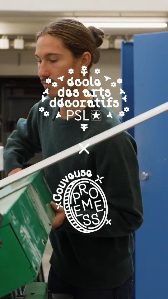 [LA COUVEUSE PROMESSE]  Portrait de Théo Etrillard
.
@theoetrillard, diplômé en Design Objet (2024), développe au sein de la Couveuse PROMESSE le projet Récits de chantier, une recherche autour des matériaux issus de la démolition et des histoires qu’ils portent. Bancs et tabourets deviennent les témoins d’architectures passées, façonnés à partir de briques, de bois, de métal ou de granit, travaillés avec justesse et respect.
.
🎥 Dans cette vidéo, Théo partage comment l’accompagnement de la Couveuse l’aide à structurer une pratique située entre design, patrimoine et geste ouvrier, et à affirmer une posture où la création naît de la rencontre, de l’écoute et de la mémoire collective.
.
À travers le mentoring, les ateliers et les échanges professionnels, la Couveuse soutient la maturation de son projet et l’inscription de son travail dans une démarche professionnelle engagée, attentive aux récits du réel.
.
Un portrait qui illustre la vocation de la Couveuse PROMESSE : accompagner les jeunes designer·ices de l’École des Arts Décoratifs – PSL dans le développement de projets ancrés, sensibles et porteurs de sens.