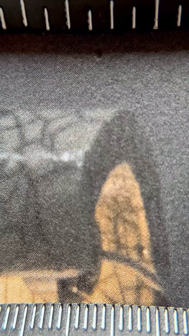 [AFTER] Le catalogue des diplômé.es 2025 – Une collaboration graphique avec @alecvivierreynaud
.
Pour ce nouveau numéro d’AFTER, l’École des Arts Décoratifs — PSL invite Alec Vivier-Reynaud, bio-designer graphique et diplômé de l’École, à explorer l’intégration du vivant au cœur de la fabrication éditoriale.
En faisant du vivant une matière première de réflexion, cette démarche hybride — entre humains et non-humains — esquisse un renouveau possible du décor de l’espace imprimé. Ici, la publication ne cherche pas la reproduction parfaite, mais une reproduction vivante, variable et organique. Encrage variable, typographie évidée, inclusions aléatoires de matières organiques dans le papier : chaque exemplaire s’écarte de l’idée d’un processus standardisé pour devenir un organisme autonome en devenir.
.
🌱 L’édition intègre à chaque étape des principes éco-responsables et des interventions de matières vivantes : encres végétales, papiers recyclés enrichis de matières organiques, typographies optimisées pour limiter le taux d’encrage global et un procédé inédit de bio-impression.
Deux typographies sur mesure accompagnent en effet ce projet :
— un caractère de labeur micro-perforé inspiré du principe du piège à encre : lors de l’impression, l’encre se propage par capillarité et permet d’économiser environ 30 % d’encre par page ;
— un caractère de titrage qui use d’un procédé unique de bio-impression : les titres sont cultivés durant plusieurs jours et lentement dévoilés par une encre fongique (Talaromyces Islandicus).
Les différents papiers de l’édition (Gmund Bier paper — Weiden ; Fedrigoni Freelife cento — Premium white ; Favini Remake Carapace — Oyster ; Fedrigoni Savile Row Plain — Camel) proviennent de sources éco-responsables. La couverture est ainsi ponctuée de drêches de bière, dont les inclusions aléatoires offrent à l’édition une texture et une odeur singulières. À l’intérieur, les papiers composés de fibres recyclées incorporent des fragments de cuir, de coton et de textile. @fedrigonipaper
.
✨ Retrouvez le catalogue AFTER 2025 en ligne, lien en bio.
.
Montage vidéo : @regardesseins