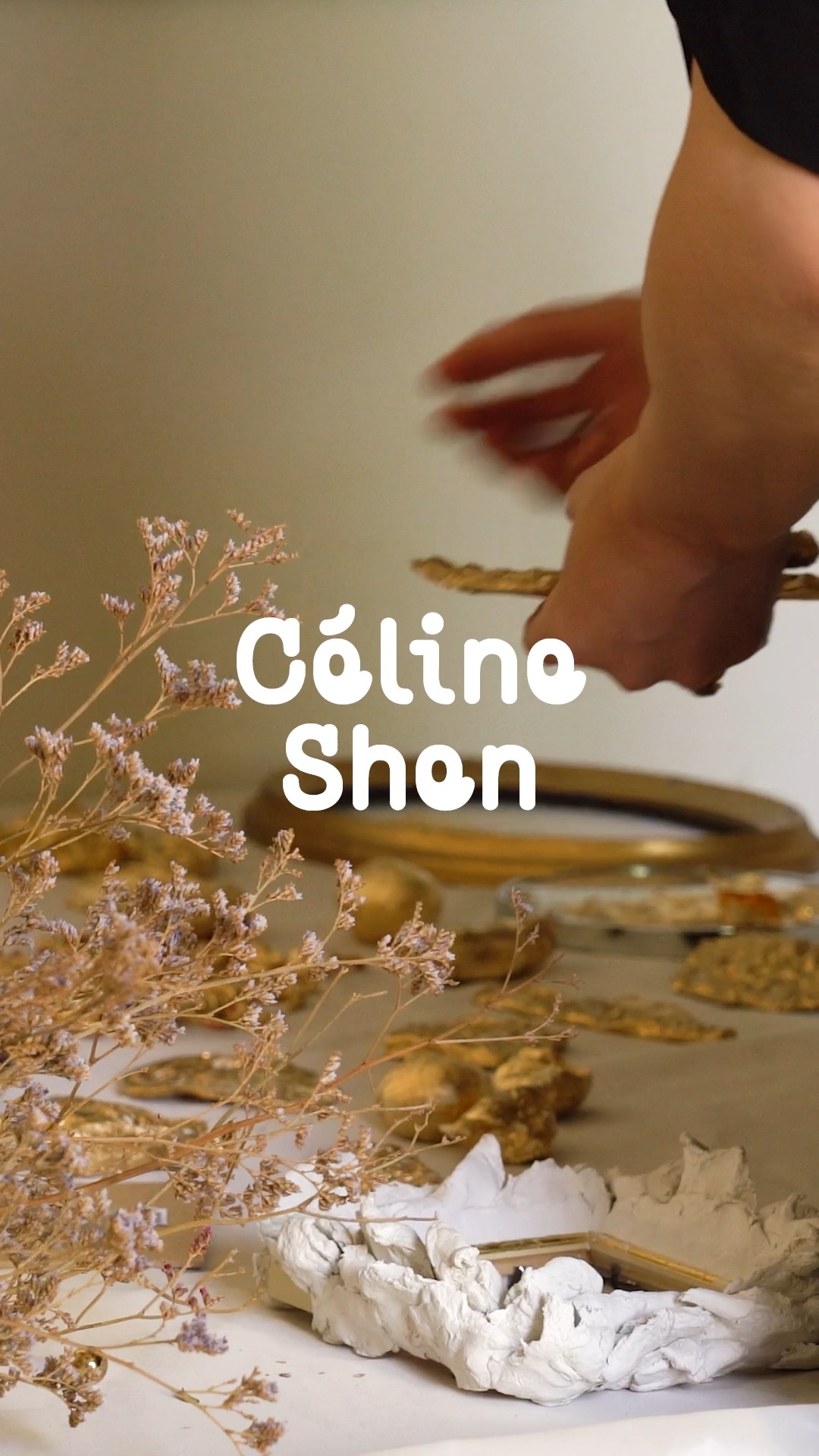 LA COUVEUSE PROMESSE – Portrait de Céline Shen
.
@celine.shen_official , diplômée en Design vêtement (2019), a affirmé auprès de la Couveuse PROMESSE une pratique à la frontière de l’art, de la mode et des technologies. Son travail explore la porosité entre ces champs et s’articule autour de trois branches complémentaires : une démarche artistique, un laboratoire d’expérimentation, et Orion 3000, une association fondée avec Yvonne Senouf, plateforme dédiée à la création de parcours en réalité augmentée.
.
🎥 Dans cette vidéo, Céline revient sur la manière dont l’accompagnement de la Couveuse lui a permis de structurer ce positionnement hybride, de clarifier l’ADN de son univers et de rendre lisible un écosystème complexe qui est à la frontière entre le digital et le physique .
.
Dans un second temps, elle évoque sa résidence à l’Abbaye de Maubuisson, durant laquelle elle a développé un projet de livre augmenté. Prolongeant ses recherches précédentes, cet objet rend tangible et accessible l’ensemble de son univers, en faisant dialoguer matière, récit et technologies immersives.
.
Un portrait qui illustre la vocation de la Couveuse PROMESSE : accompagner les jeunes designer·ices de l’École des Arts Décoratifs – PSL dans le développement de projets transversaux, sensibles et ancrés dans les enjeux contemporains.